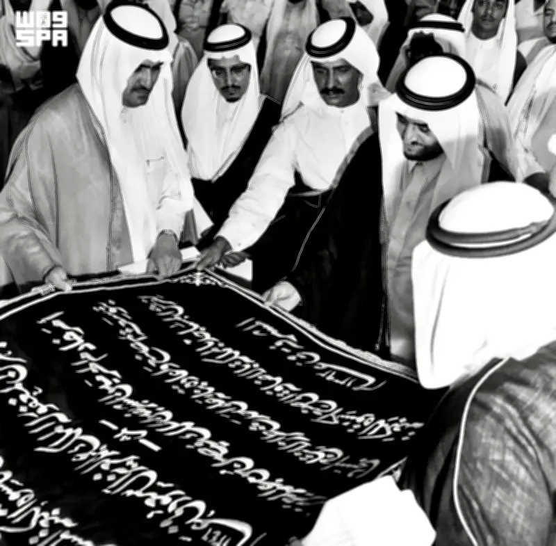 قرن من الإتقان.. تاريخ كسوة الكعبة المشرفة في العهد السعودي
