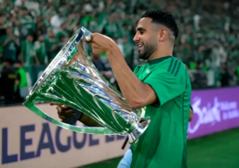 الأهلي يفعّل بند إنهاء عقد رياض محرز رسمياً