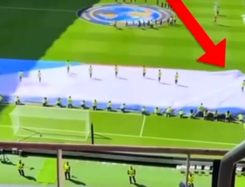 لقطة طريفة: طي العلم على أحد المنظمين في كأس العالم 2026