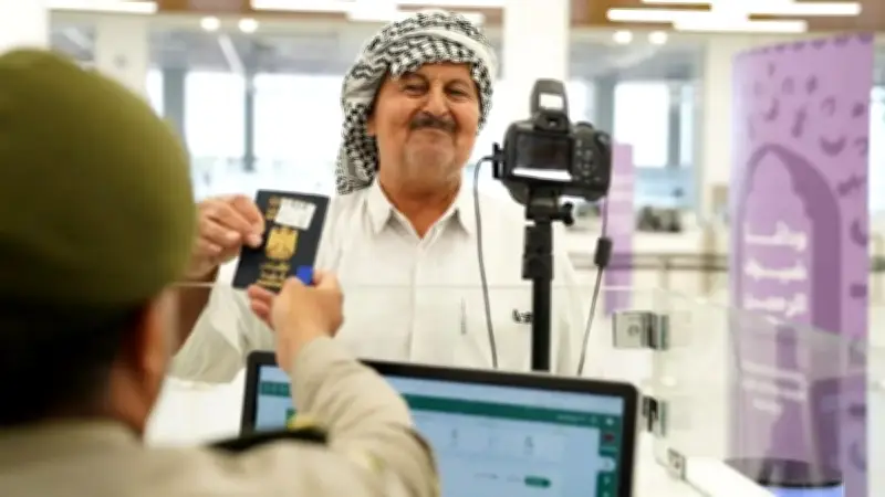 أول مجموعة من الحجاج تغادر المملكة عبر منفذ عرعر الجديد