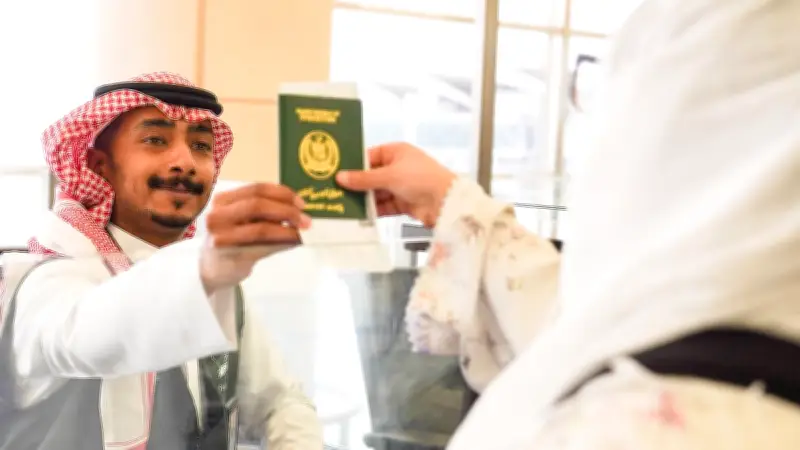 جوازات مطار الملك خالد تنهي إجراءات مغادرة ضيوف الرحمن بعد أداء الحج