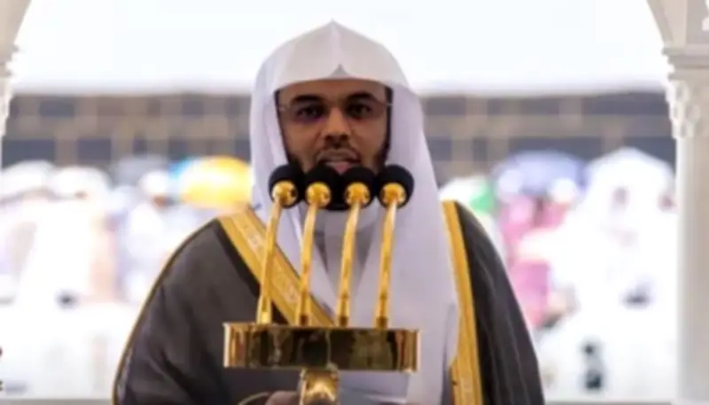 تعيين ياسر الدوسري خطيباً بالمسجد الحرام وصلاح البدير بالمسجد النبوي
