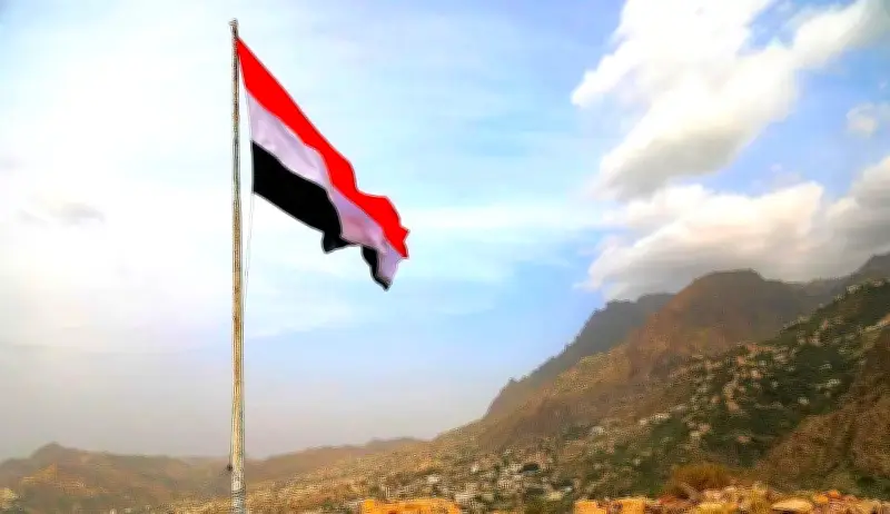 اليمن تطالب بموقف دولي حازم لردع التهديدات الإيرانية بالمنطقة
