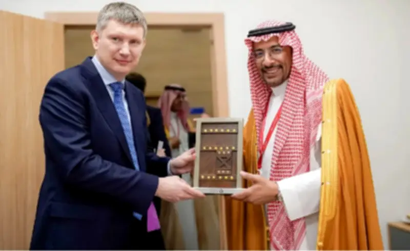 وزير الصناعة يبحث مع نظيره الروسي تعزيز الشراكات الاقتصادية