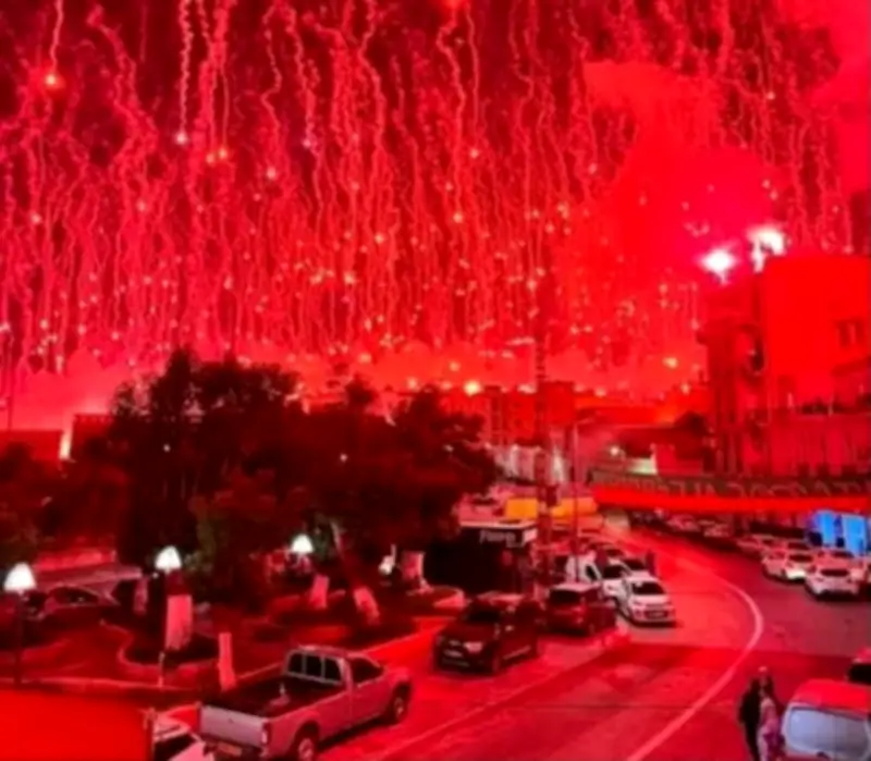 جماهير مولودية الجزائر تحول سماء العاصمة إلى لوحة حمراء احتفالاً باللقب العاشر