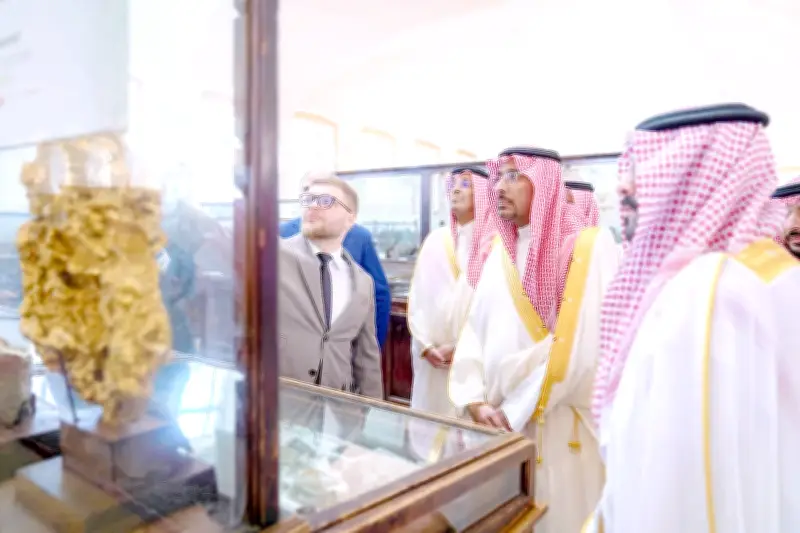 الخريف يبحث الشراكات الصناعية بين المملكة وروسيا في سانت بطرسبرغ