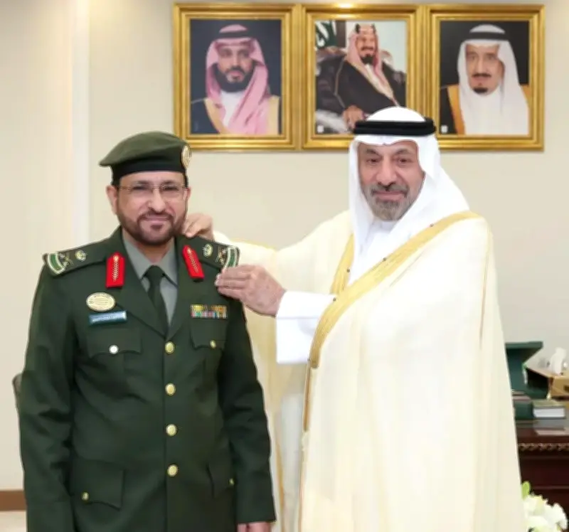 أمير نجران يقلد مدير جوازات المنطقة رتبة لواء