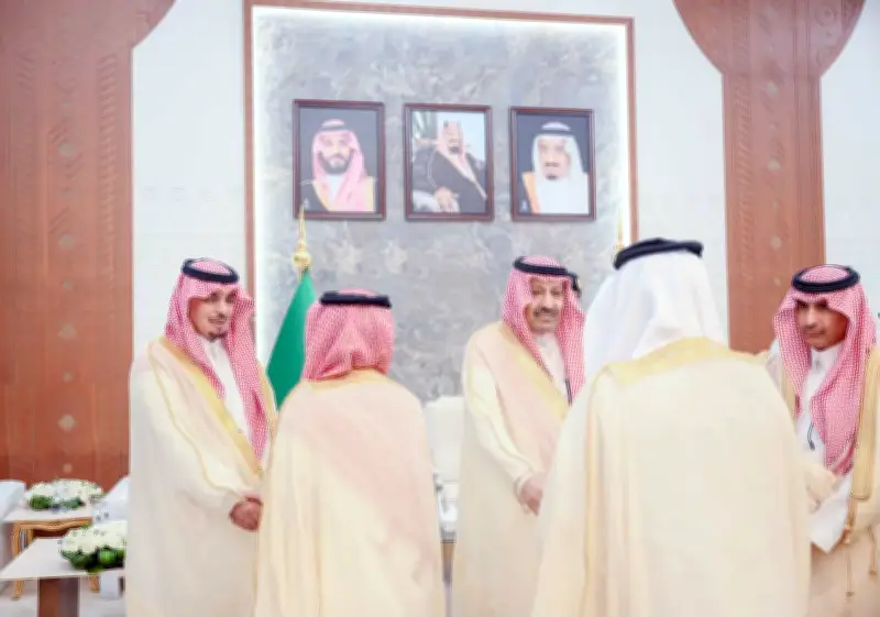 أمير الباحة يلتقي الأهالي ويؤكد جاهزية القطاعات للصيف