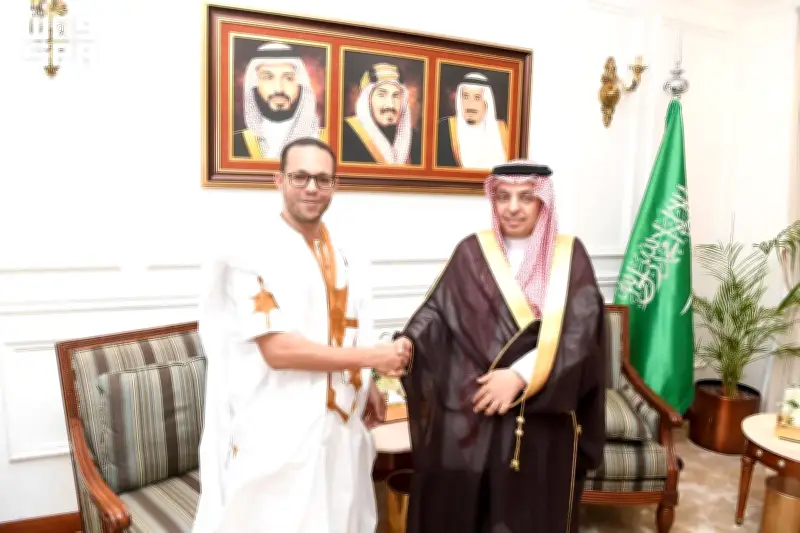 تسليم الإجازة القنصلية للقنصل الموريتاني بجدة بحضور مدير فرع الخارجية