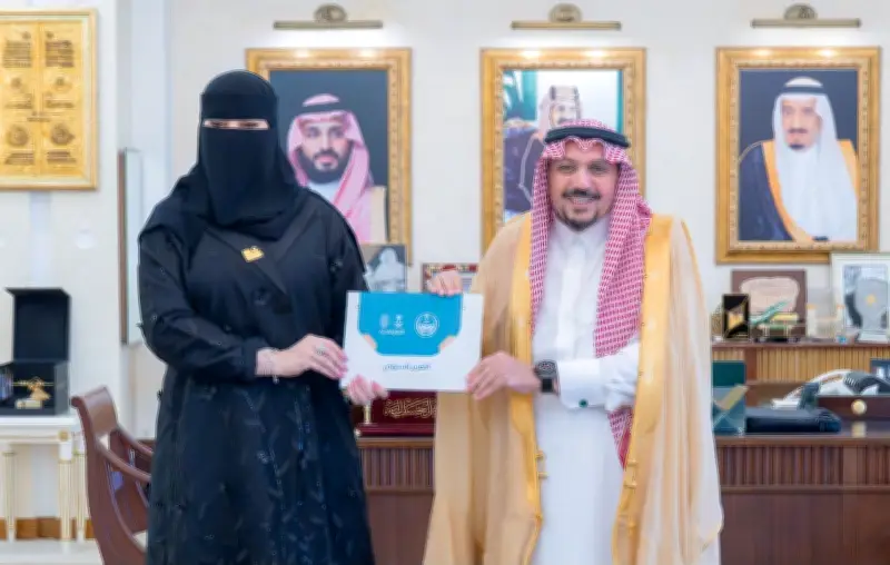 أمير القصيم يستقبل مديرة الأحوال المدنية ويتسلم التقرير السنوي