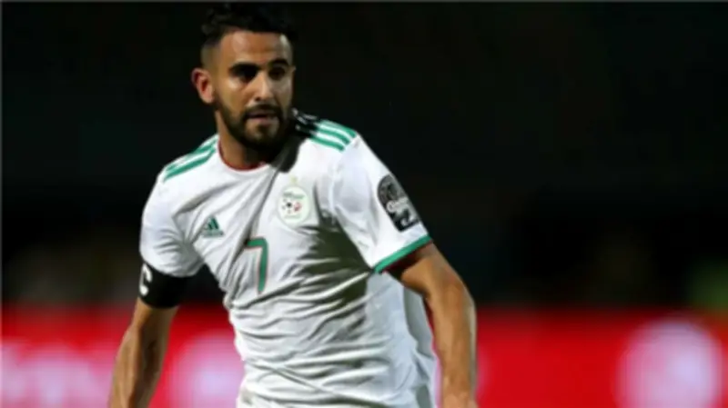 بسبب وردة.. الخالة مريم تقاضي نجم الأهلي رياض محرز