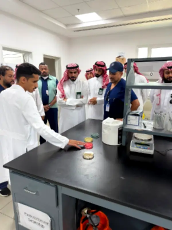 مدير بيئة مكة يتفقد مختبر صحة الأسماك بجدة ويبحث تطوير خدماته