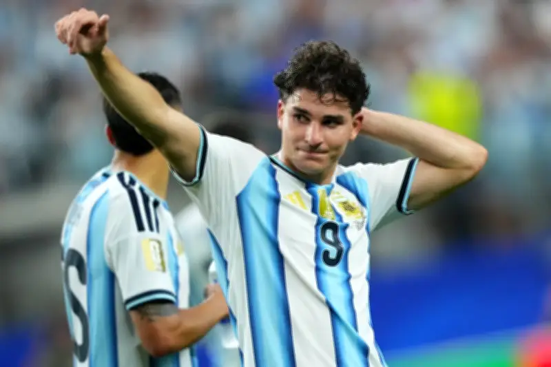 أتلتيكو مدريد يرفع شكوى رسمية لـفيفا ضد برشلونة بسبب جوليان ألفاريز