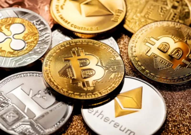 العملات المشفرة تعمق خسائرها والبيتكوين تهبط 3.1% إلى 62,339 دولاراً