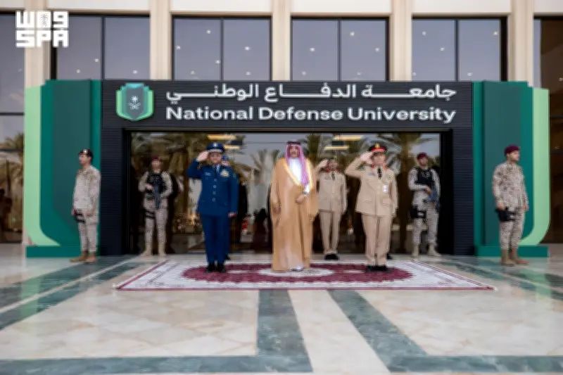 نائب وزير الدفاع يرعى تخريج دارسي جامعة الدفاع الوطني للعام 1447هـ