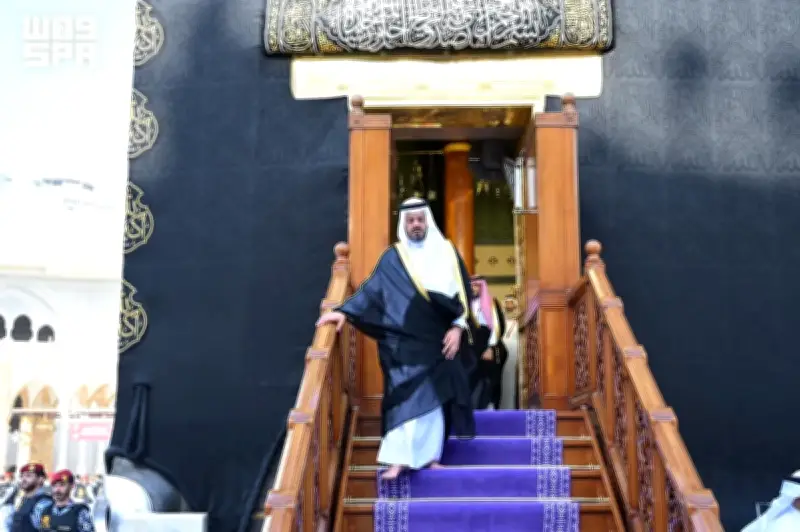 نائب أمير مكة يقود مراسم غسل الكعبة المشرفة نيابة عن خادم الحرمين