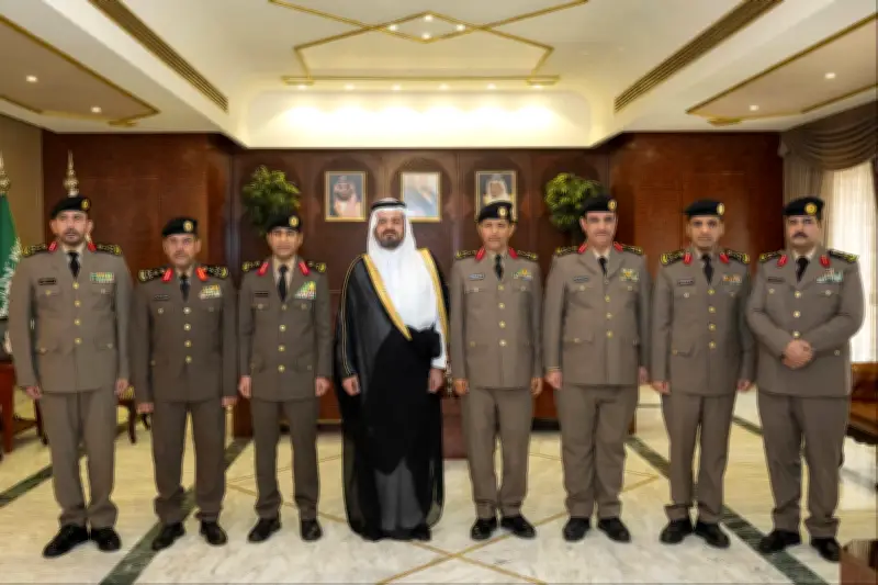 نائب أمير مكة يقلد قيادات أمنية رتبهم الجديدة