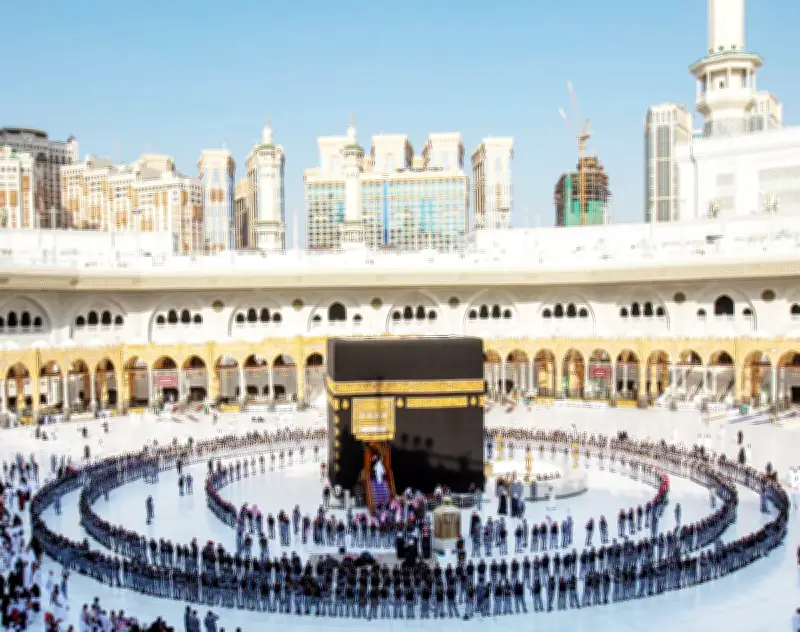 نيابة عن خادم الحرمين.. نائب أمير مكة يغسل الكعبة بماء زمزم والعود والورد