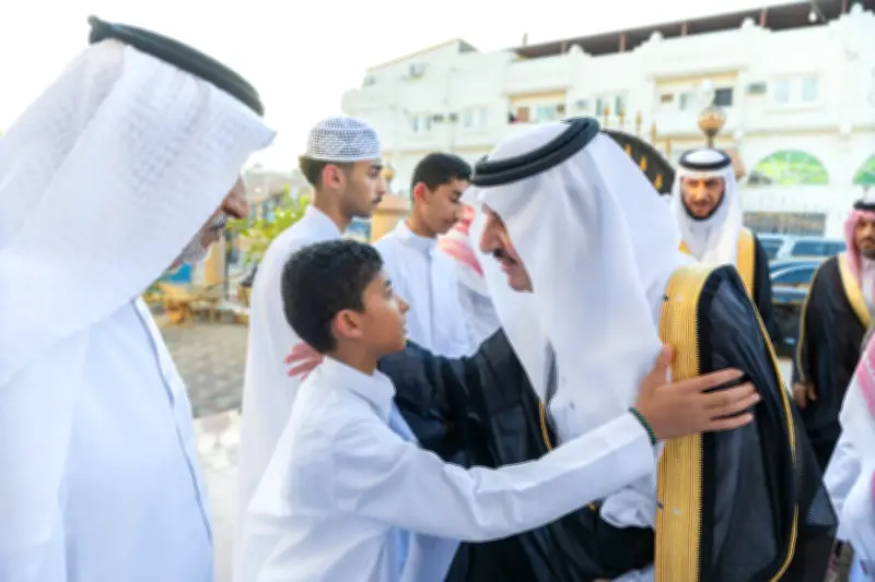أمير الشرقية يعزي أسر شهداء حادث مروحية أرامكو بالقطيف