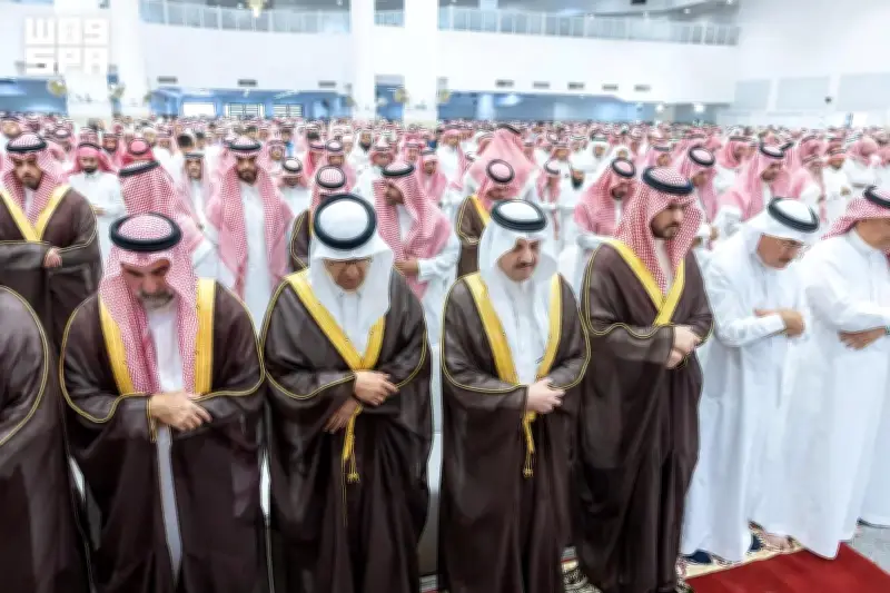 أمير الشرقية يؤدي صلاة الميت على شهداء حادث طائرة أرامكو