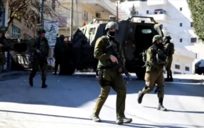 إصابة 4 فلسطينيين في اعتداء مستوطنين بالخليل واقتلاع أشجار
