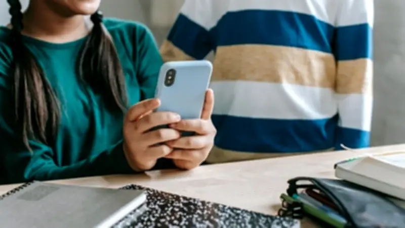 فرنسا تحظر الهواتف المحمولة في المدارس الثانوية اعتبارًا من سبتمبر