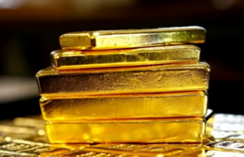 الذهب يهبط أكثر من 2% إلى 4099 دولارًا بفعل ارتفاع الدولار وتوقعات الفائدة