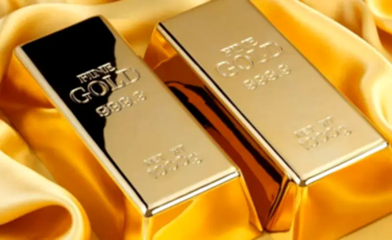 الذهب يتراجع 0.3% تحت ضغط الدولار وتشديد السياسة النقدية