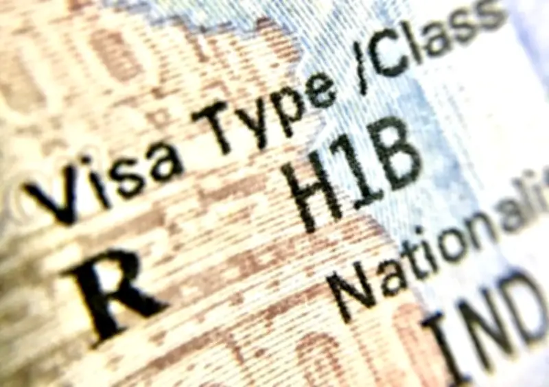 تحقيقات أمريكية وهندية تكشف شبكة احتيال ضخمة في تأشيرات H-1B بوثائق مزورة
