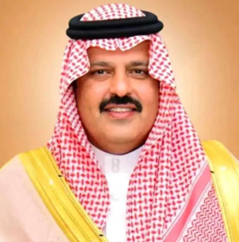أمير حائل يقدم العزاء لأسرة الظاهر في وفاة نواف الظاهر