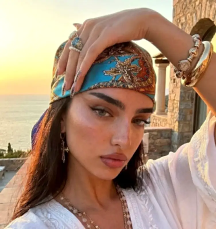 سكارف الشعر يعود لصدارة الموضة الصيفية بأناقته العملية