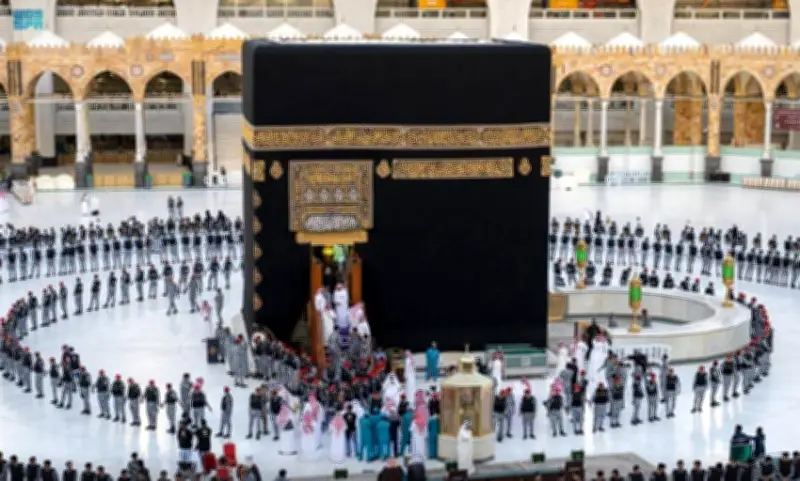 كيف تُغسل الكعبة المشرفة؟ 4 مراحل روحانية تتجدد كل عام