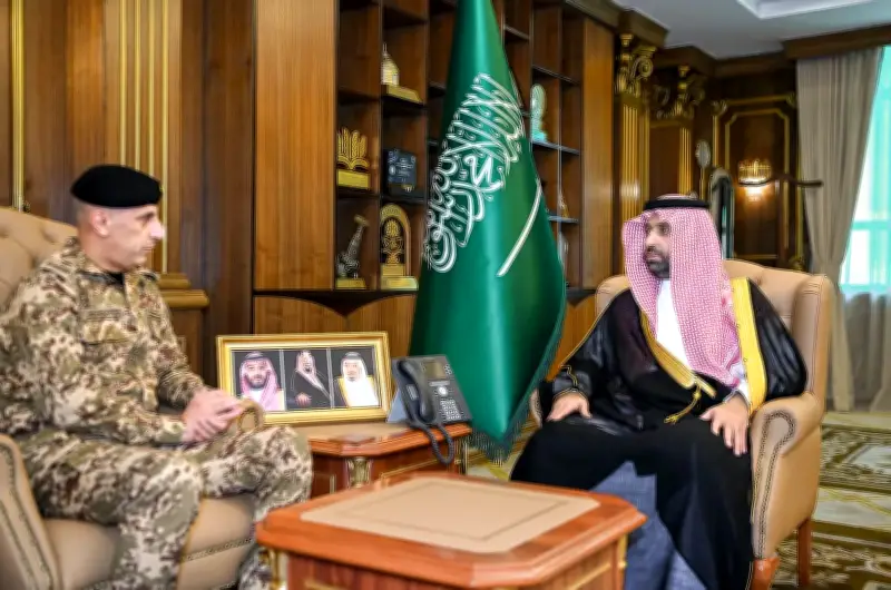 أمير جازان يستقبل المدير العام للمجاهدين ويناقش التعاون الأمني