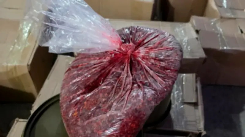 إغلاق موقع عشوائي وإتلاف 1.3 طن تبغ في جدة