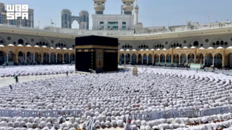 غسل الكعبة المشرفة في 3 مراحل بـ15 لتر ماء زمزم ودهن الورد والعود