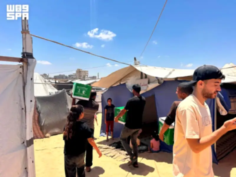 مركز الملك سلمان يوزع 103 سلال غذائية في خان يونس بغزة