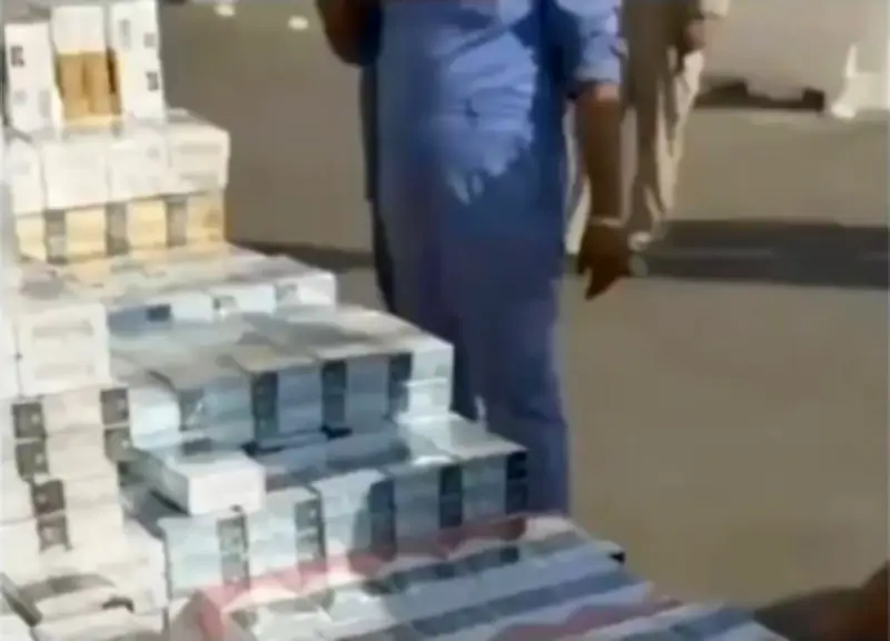 الكويت تحبط تهريب 210 كرز سجائر عبر منفذ النويصيب وتضبط خليجياً