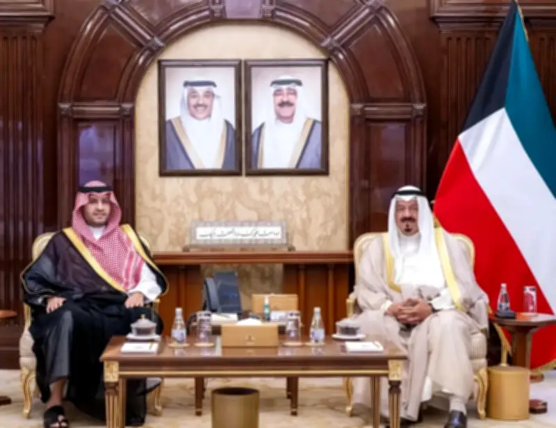 رئيس وزراء الكويت يستقبل الأمير تركي بن محمد بن فهد