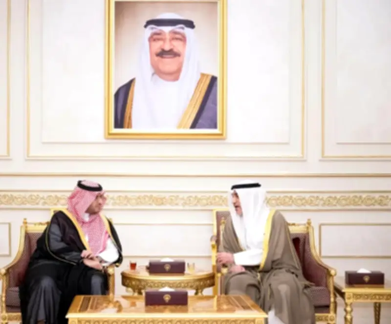 وزير الداخلية الكويتي يستقبل الأمير تركي بن محمد بن فهد