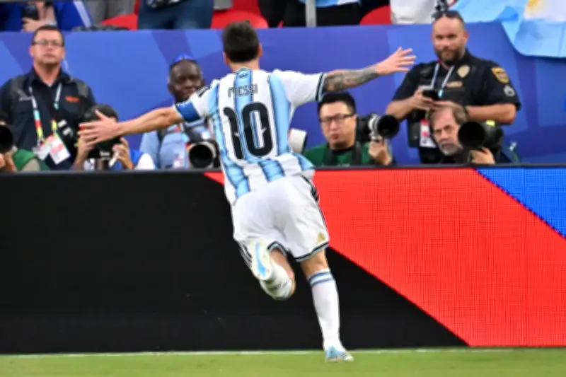 ميسي يوقع على هاتريك في فوز الأرجنتين على الجزائر 3-0
