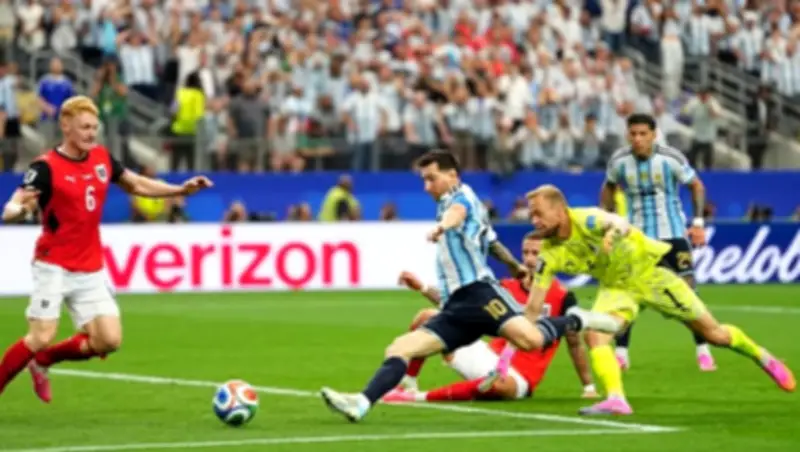 ميسي يقود الأرجنتين لدور الـ32 بثنائية في مرمى النمسا