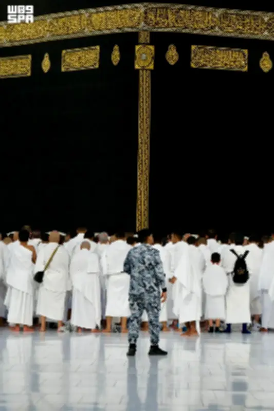 ملايين المسلمين يتوافدون إلى المسجد الحرام في مشاهد إيمانية مهيبة