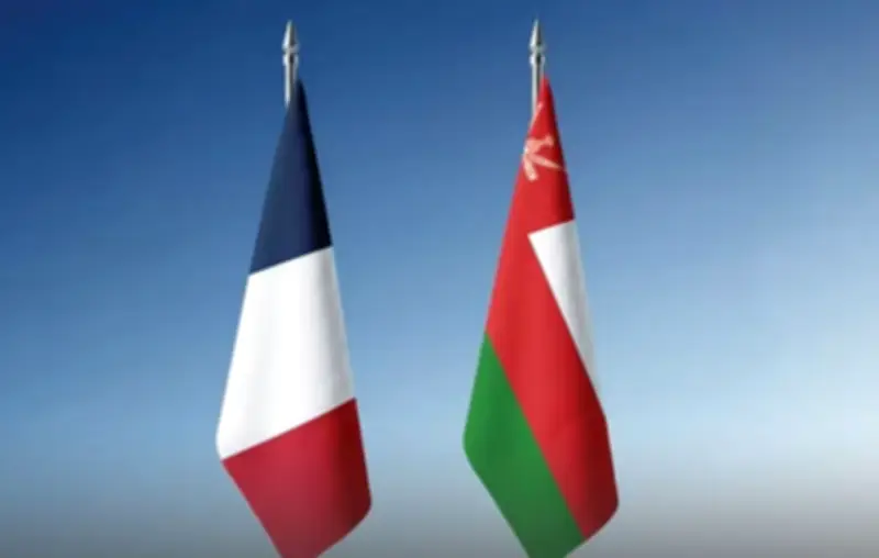 عُمان وفرنسا تؤكدان خفض التصعيد وحرية الملاحة في مضيق هرمز