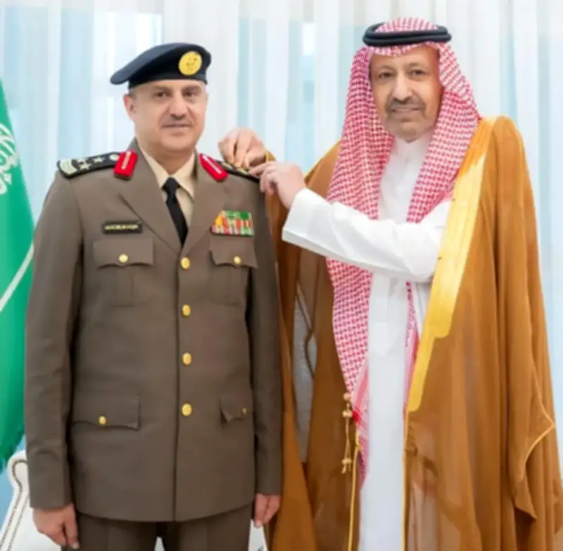 أمير الباحة يقلّد عميدين رتبتهما الجديدة بمرور ودوريات الأمن