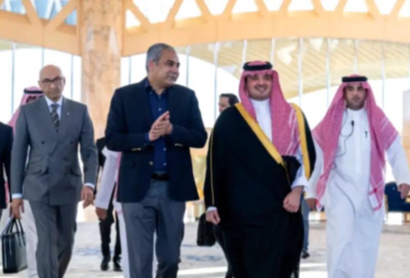 أمير القصيم يوجه بتشكيل فريق عمل لدراسة أوضاع العمالة المخالفة