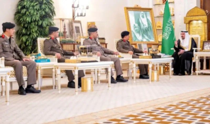 أمير القصيم يستقبل مدير شرطة المنطقة ويقلد ضباطاً رتبهم الجديدة