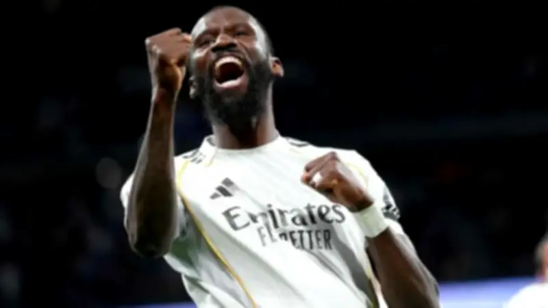 رسمياً.. ريال مدريد يجدد عقد مدافعه الألماني روديغر لموسم إضافي