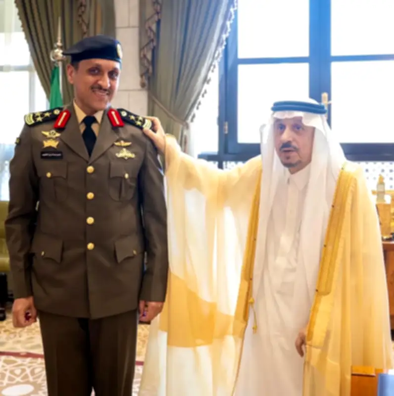 أمير الرياض يقلد قائد القوة الخاصة بأمن قصر الحكم رتبته الجديدة