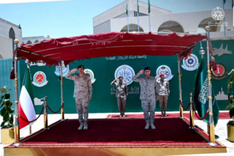 الرويلي والشريعان يبحثان التعاون الدفاعي والعسكري بين السعودية والكويت