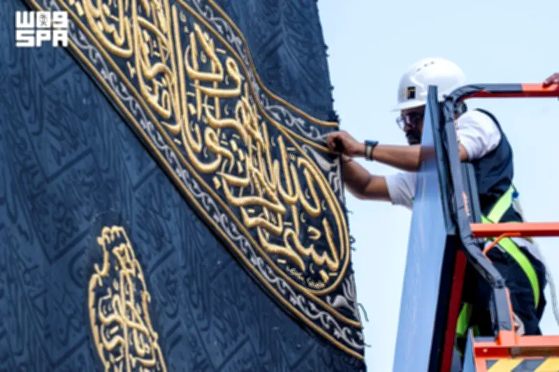 كوادر سعودية تتولى تغيير كسوة الكعبة المشرفة مع العام الهجري الجديد